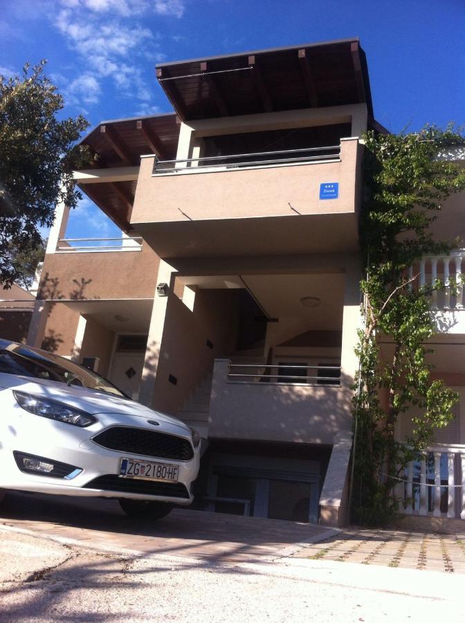Apartment Vila Nina เพทรอซาเน ภายนอก รูปภาพ