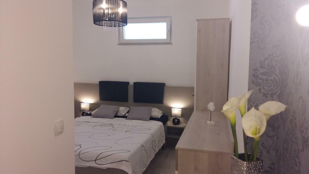 Apartment Vila Nina เพทรอซาเน ภายนอก รูปภาพ