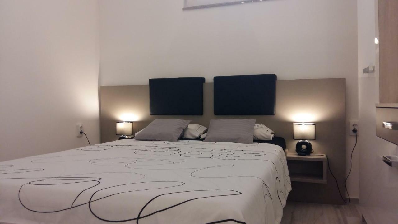 Apartment Vila Nina เพทรอซาเน ภายนอก รูปภาพ