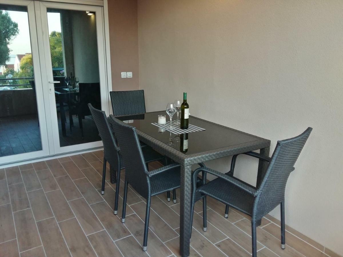 Apartment Vila Nina เพทรอซาเน ภายนอก รูปภาพ